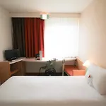 Ibis Hauptbahnhof Hotel 3*