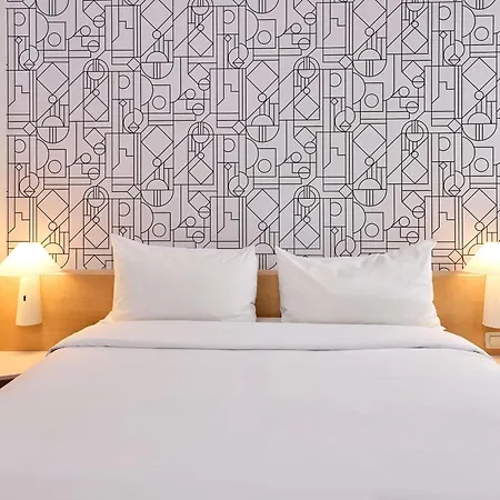 Ibis Hauptbahnhof Hotel 3*