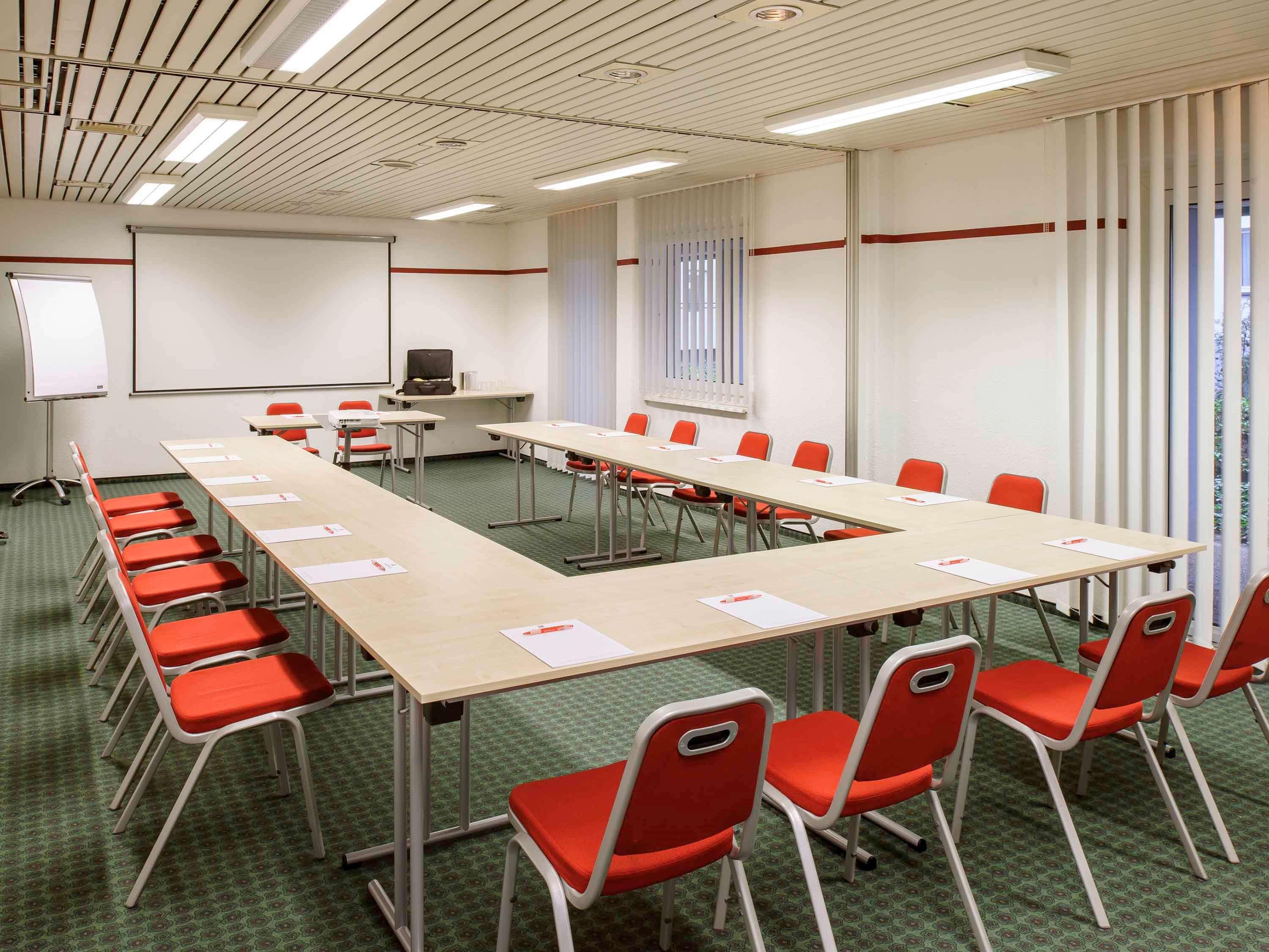 Ibis Hauptbahnhof Hotel 3*