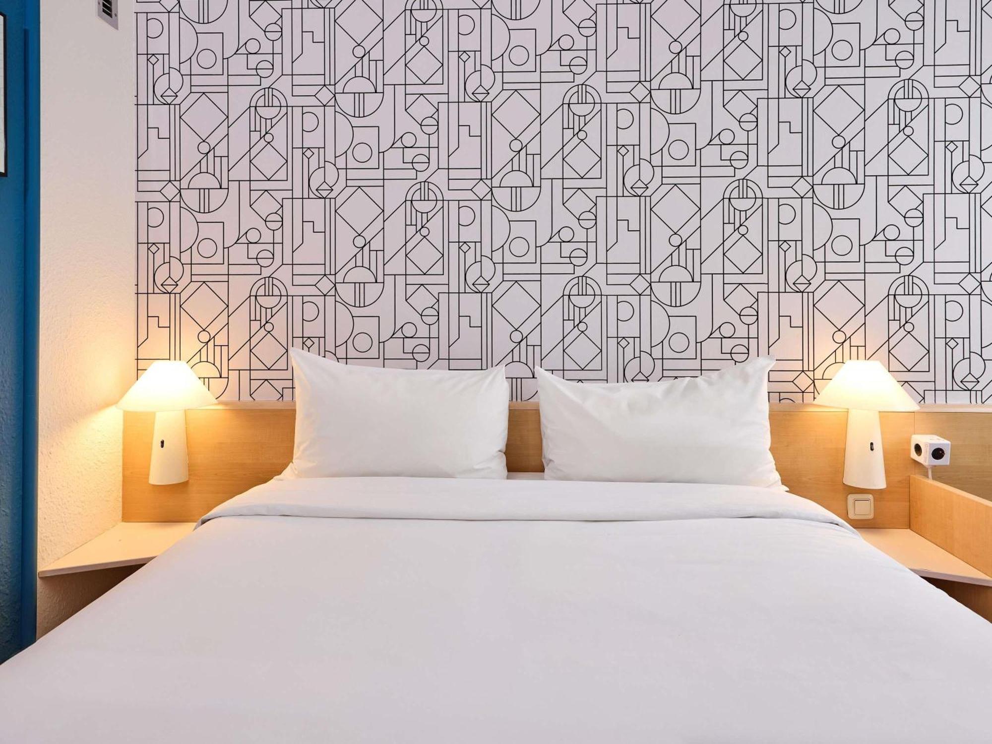 Ibis Hauptbahnhof Hotel 3*